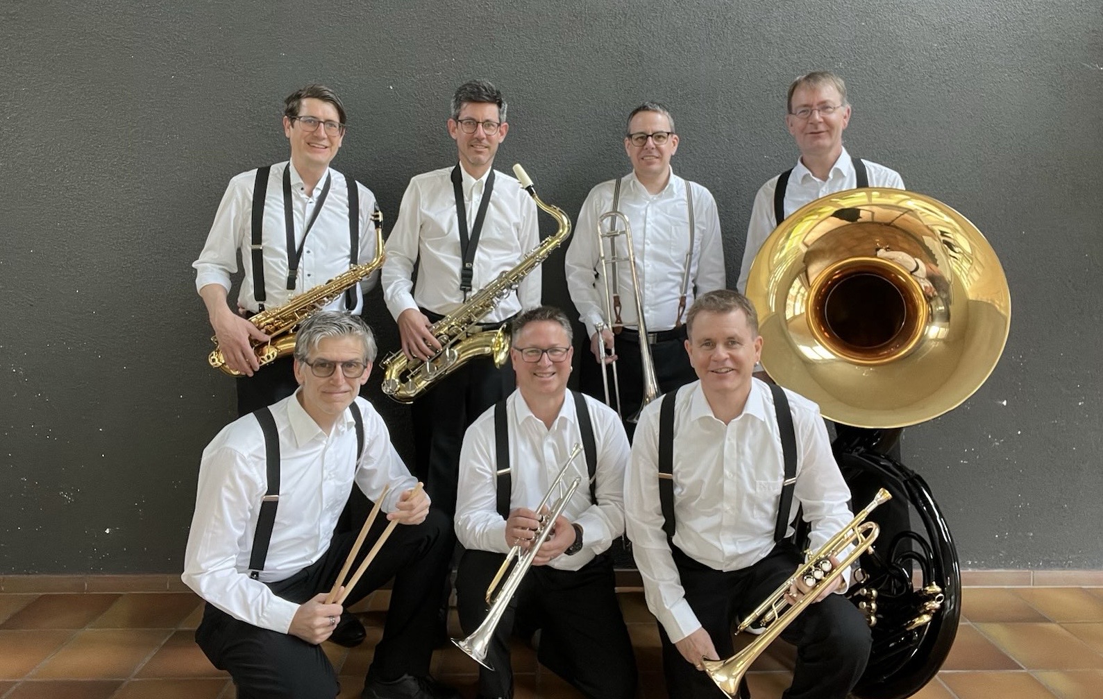 Die sieben Musiker der Little Big Band mit ihren Instrumenten