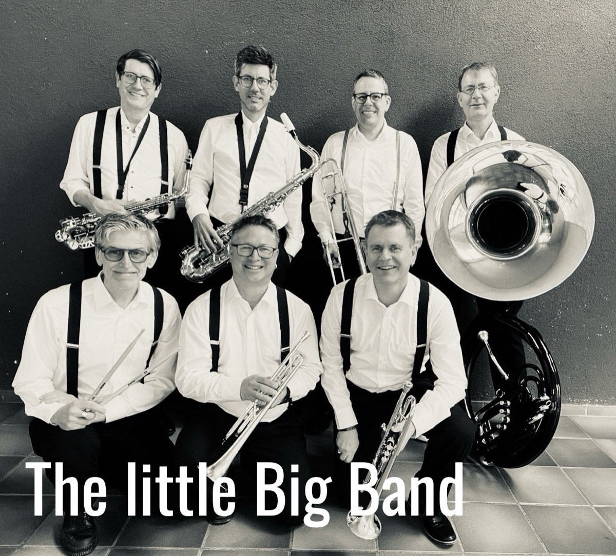 Die sieben Musiker der Little Big Band mit ihren Instrumenten